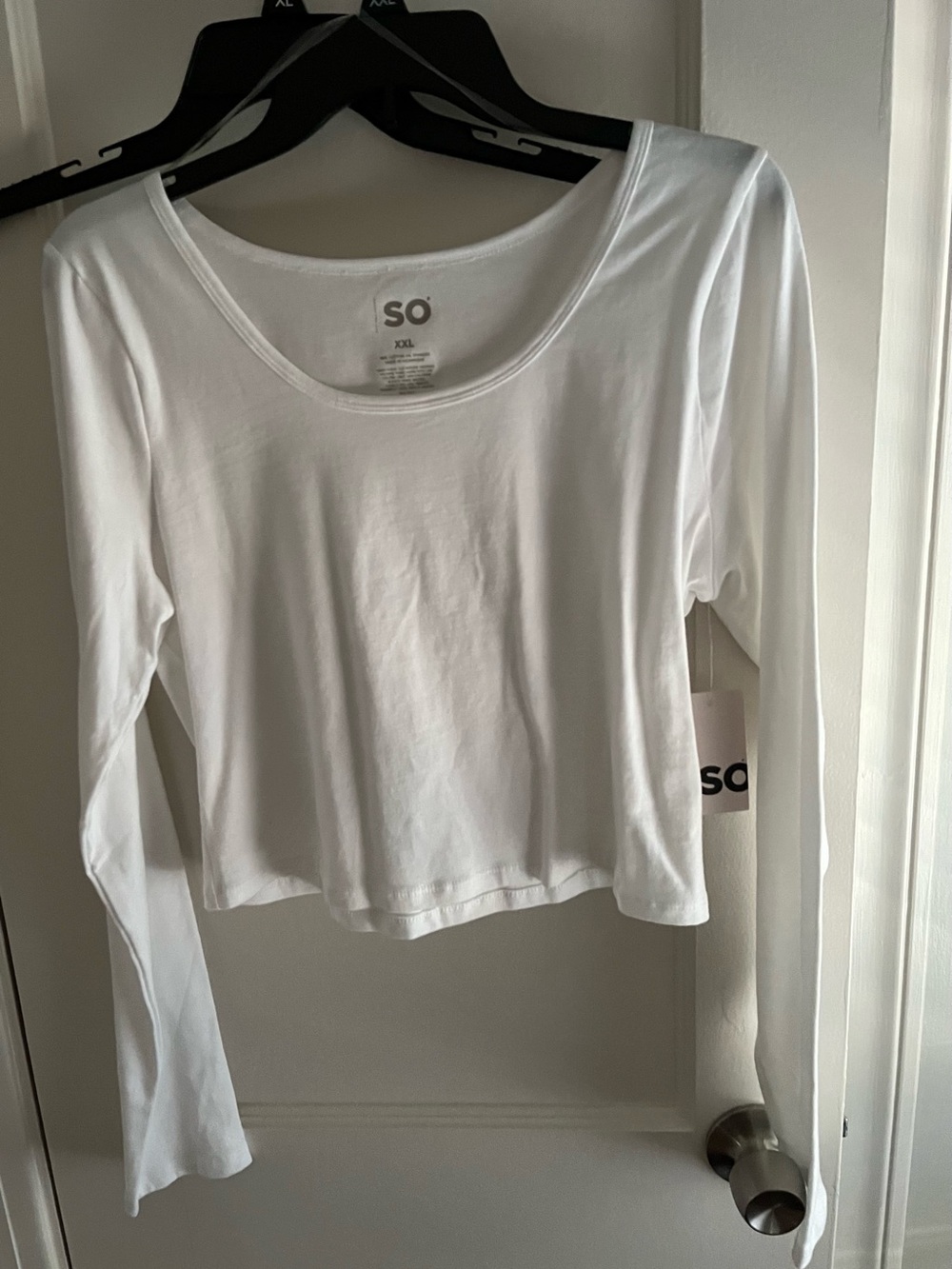 SO White Scoop Neck Long-Sleeve Cropped Tee